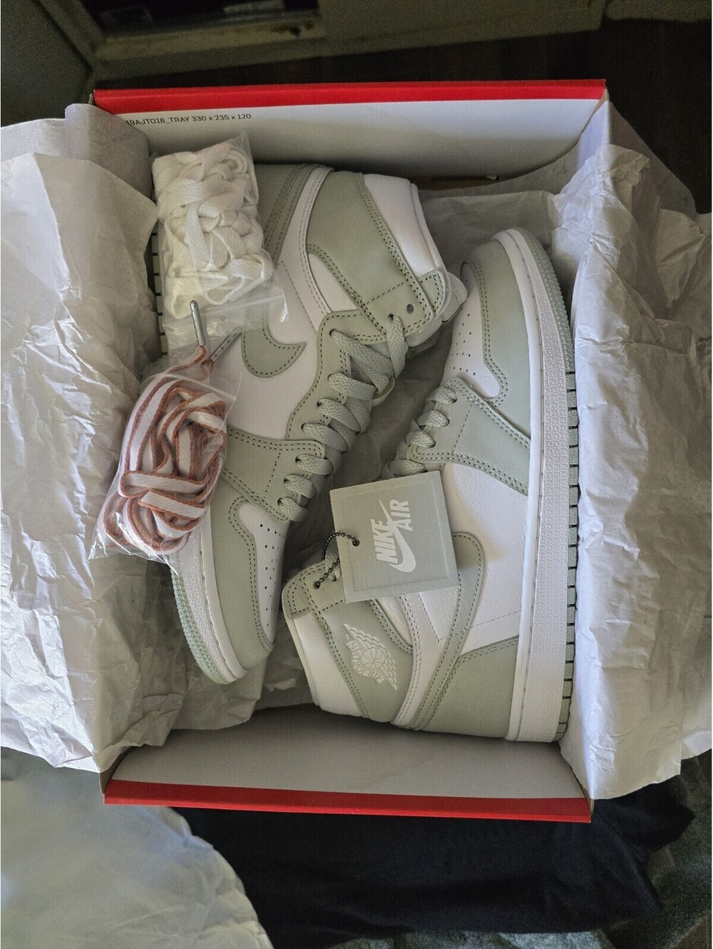 Size 10W/8.5M Air Jordan 1 Retro OG High Seafoam - Picture 9 of 9